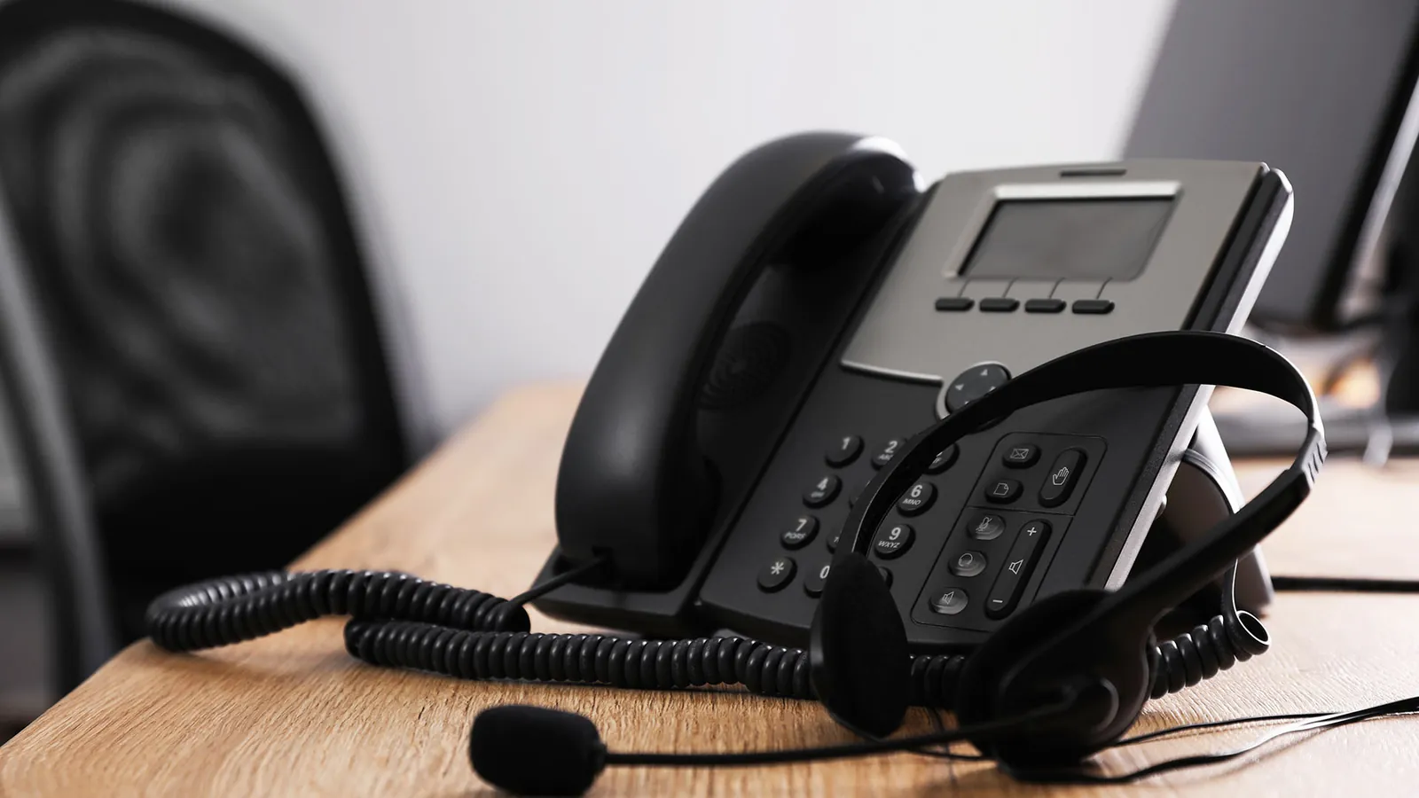 Ofis masasında kulaklıklı IP masa telefonu