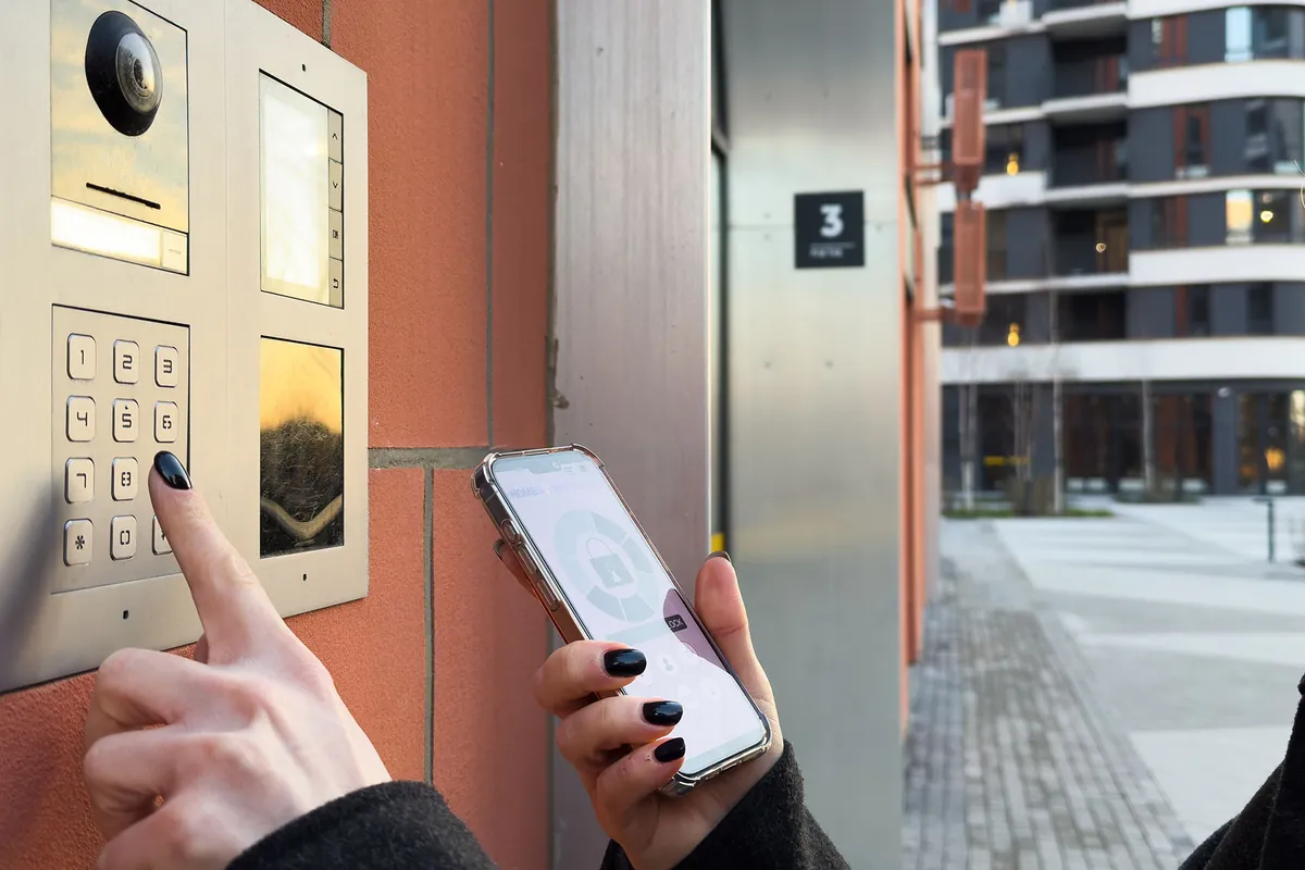 Bina girişinde görüntülü kapı telefonu paneli ve telefonla kapı erişimi